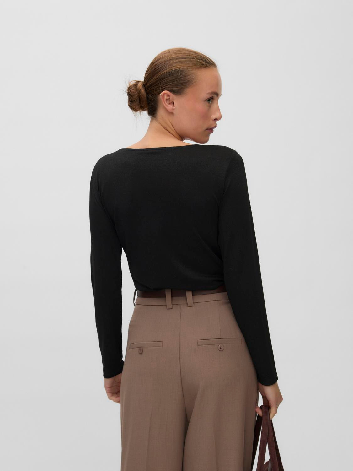model_shot-back